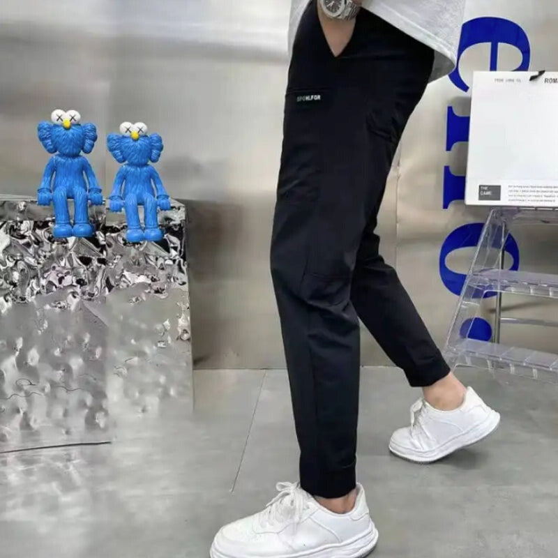 収納力が大きい快適なカーゴパンツ 
